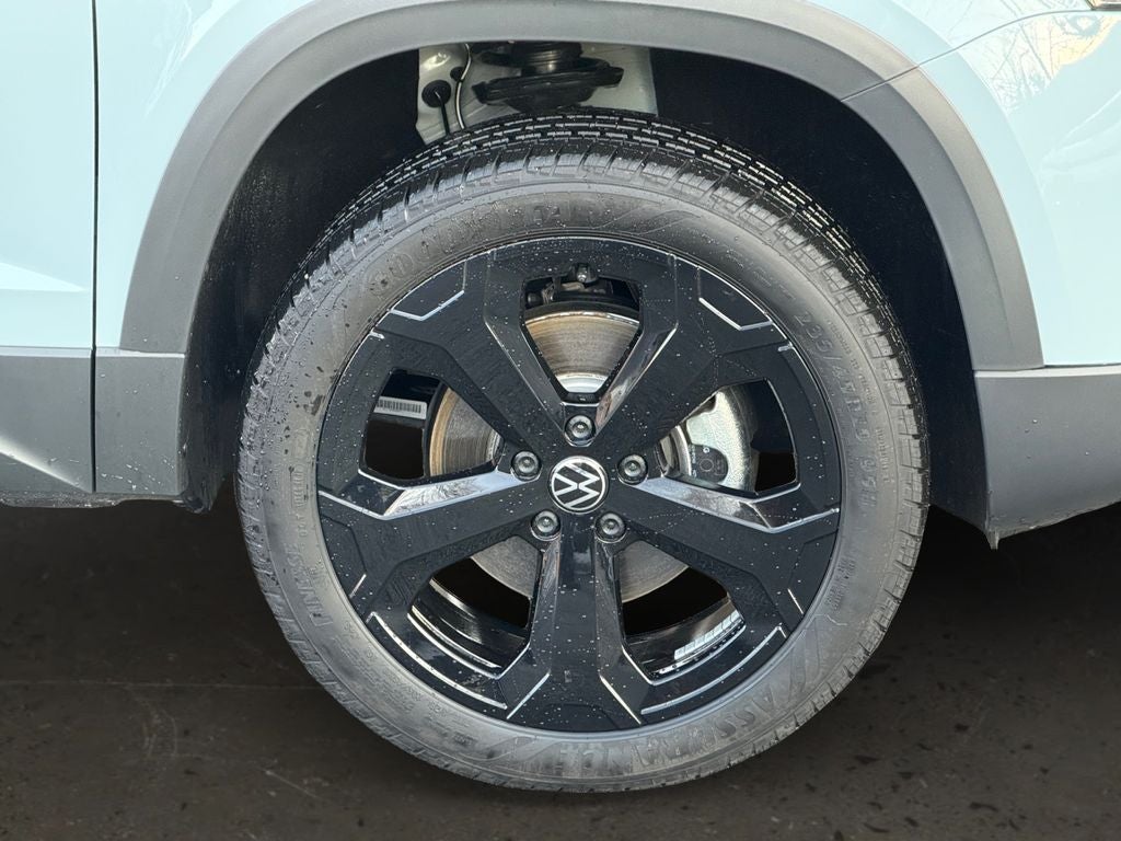 2025 Volkswagen Taos 1.5T SE Black Low Miles