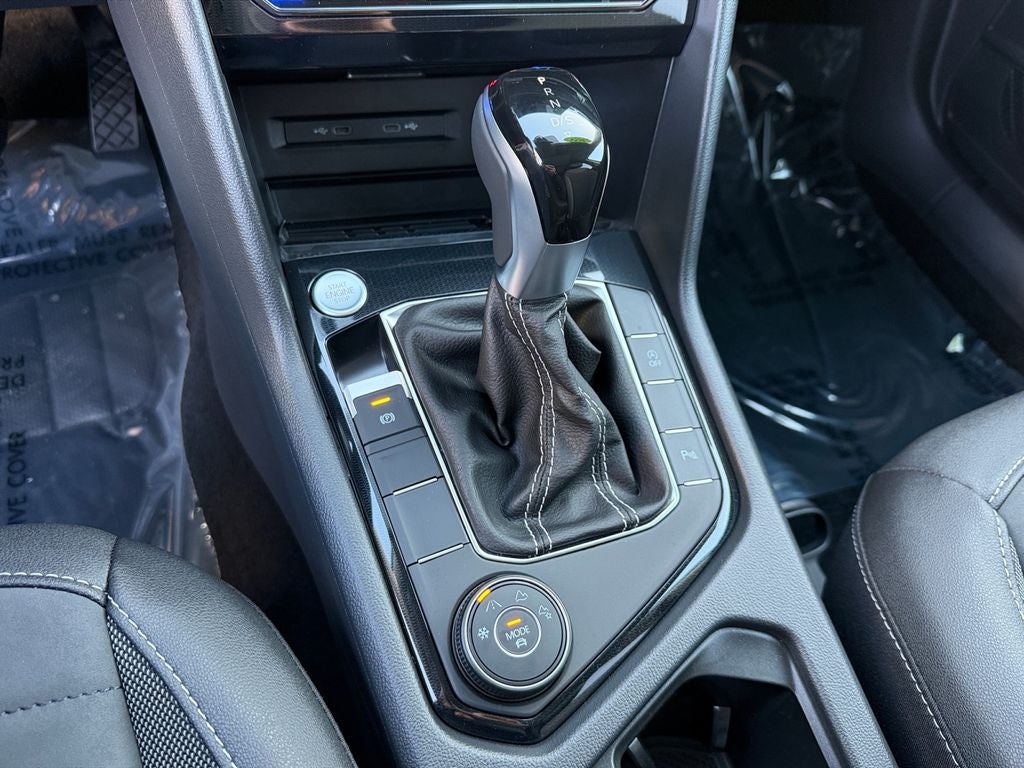 2025 Volkswagen Taos 1.5T SE Black Low Miles