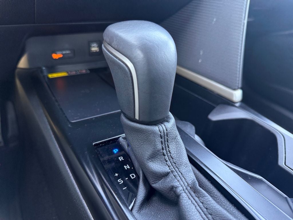 2025 Toyota Camry SE W/ Apple Car Play