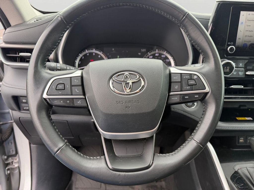 2023 Toyota Highlander XLE CLEAN CARFAX / 3RD ROW SEATING / MOONROOF / BLIND