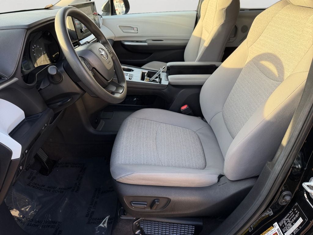 2025 Toyota Sienna LE 8 Passenger