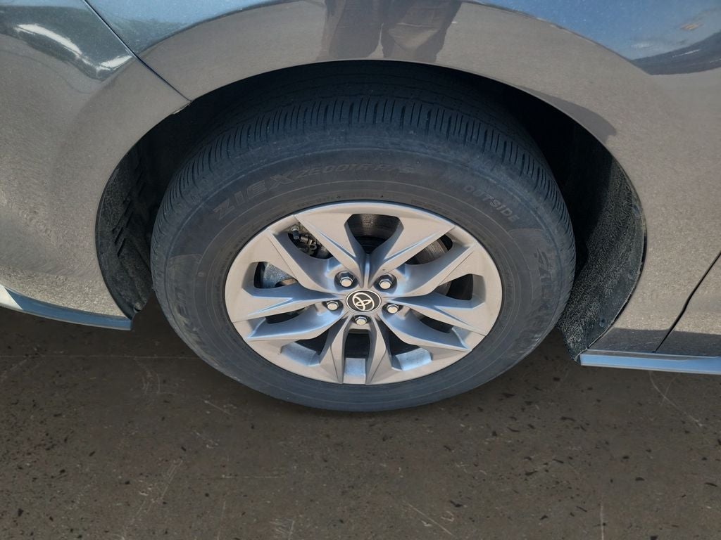 2025 Toyota Sienna XLE 8 Passenger / 1 OWNER / CLEAN CARFAX