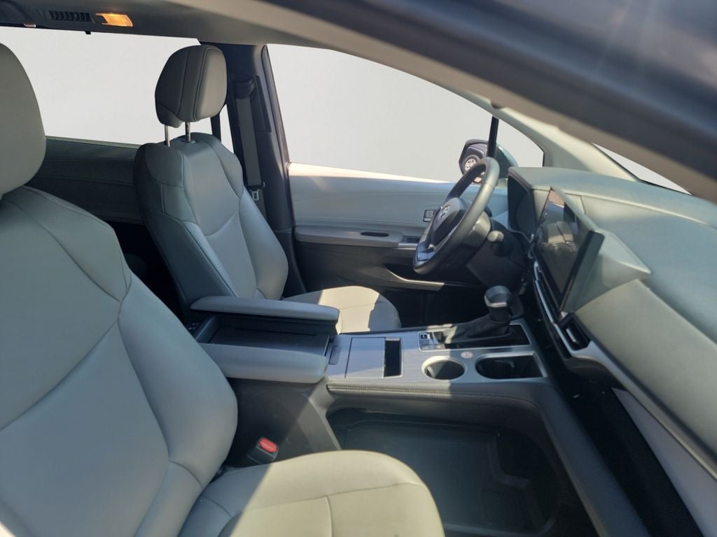 2025 Toyota Sienna XLE 8 Passenger / 1 OWNER / CLEAN CARFAX