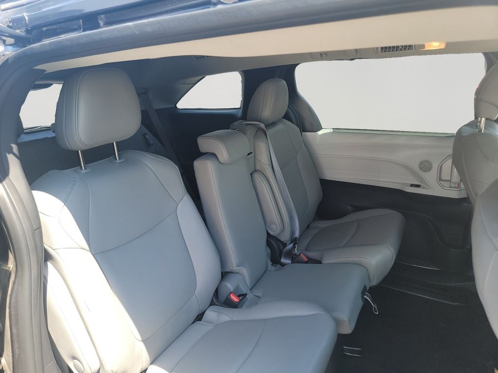 2025 Toyota Sienna XLE 8 Passenger / 1 OWNER / CLEAN CARFAX
