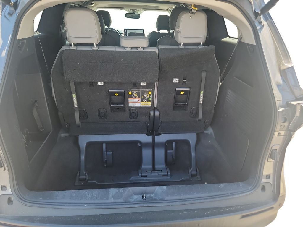 2025 Toyota Sienna XLE 8 Passenger / 1 OWNER / CLEAN CARFAX