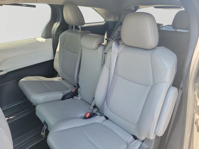 2025 Toyota Sienna XLE 8 Passenger / 1 OWNER / CLEAN CARFAX