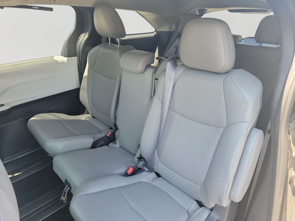 2025 Toyota Sienna XLE 8 Passenger / 1 OWNER / CLEAN CARFAX
