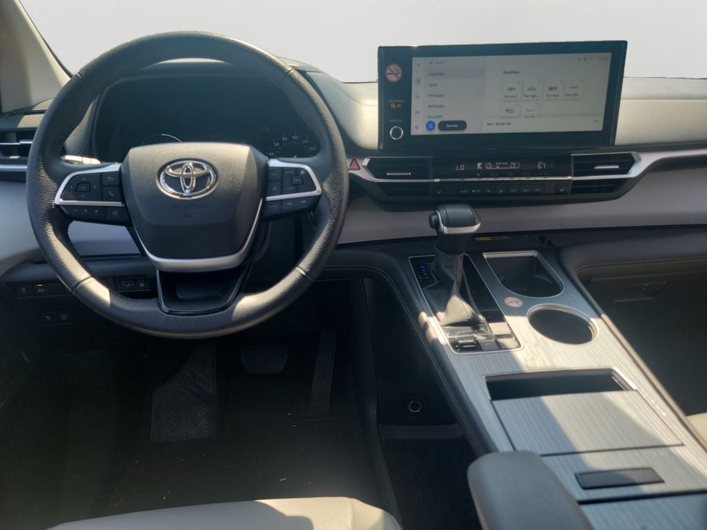 2025 Toyota Sienna XLE 8 Passenger / 1 OWNER / CLEAN CARFAX