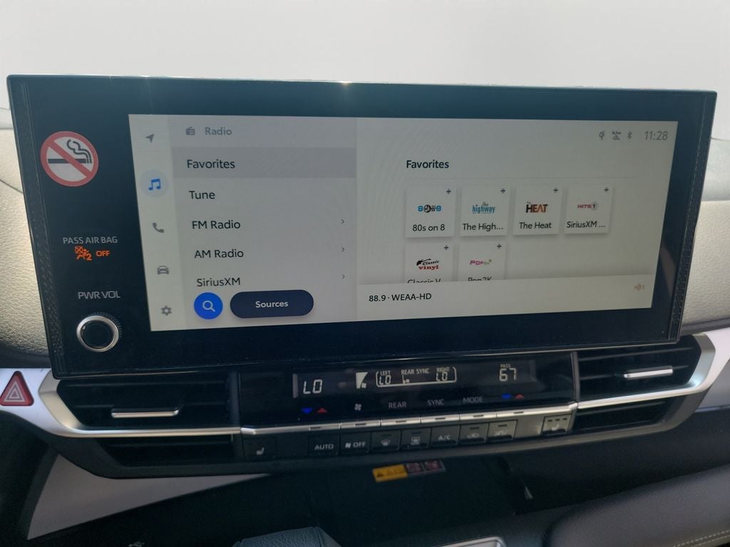 2025 Toyota Sienna XLE 8 Passenger / 1 OWNER / CLEAN CARFAX