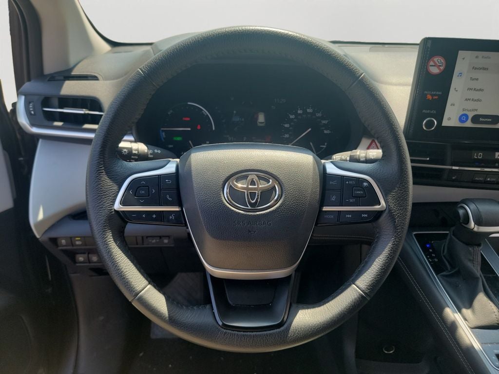 2025 Toyota Sienna XLE 8 Passenger / 1 OWNER / CLEAN CARFAX