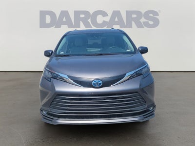2025 Toyota Sienna XLE 8 Passenger / 1 OWNER / CLEAN CARFAX