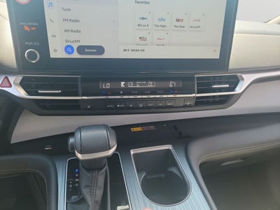2025 Toyota Sienna XLE 8 Passenger / 1 OWNER / CLEAN CARFAX