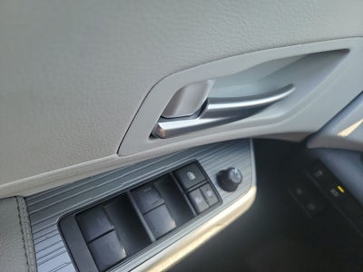 2025 Toyota Sienna XLE 8 Passenger / 1 OWNER / CLEAN CARFAX
