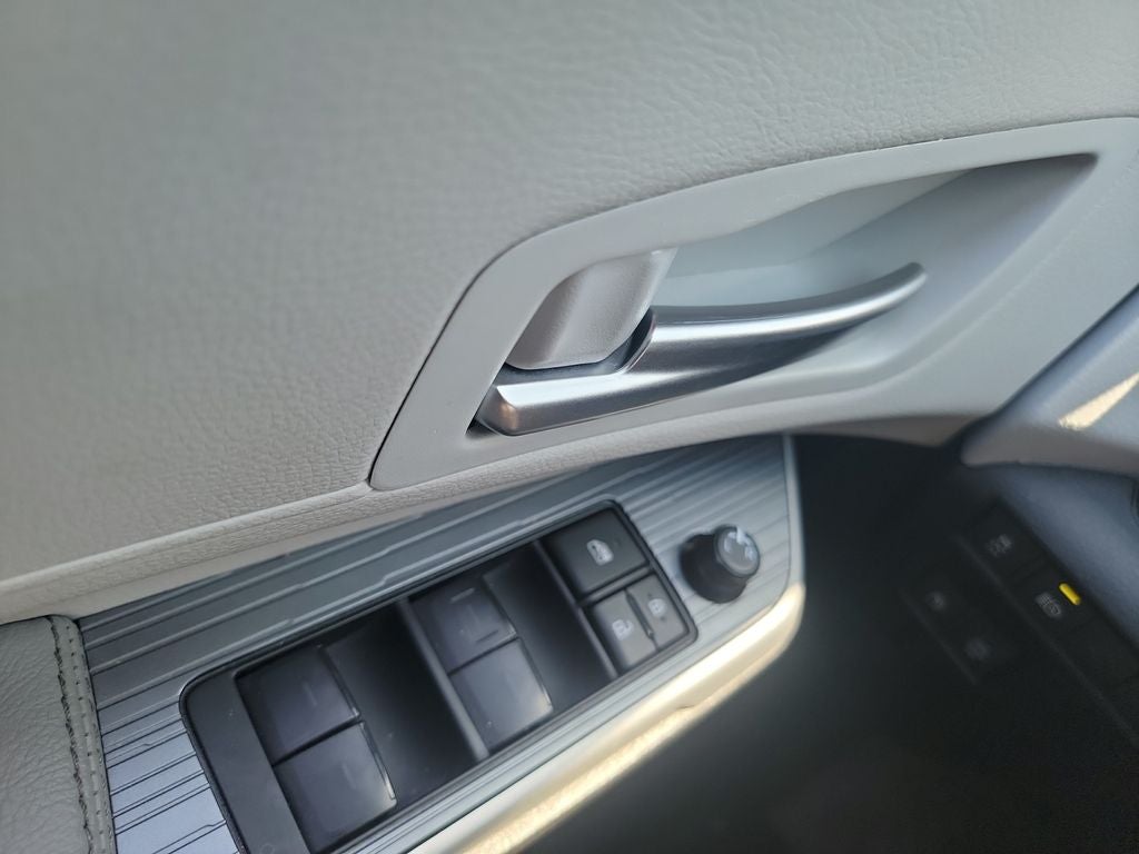 2025 Toyota Sienna XLE 8 Passenger / 1 OWNER / CLEAN CARFAX