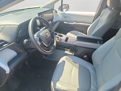 2025 Toyota Sienna XLE 8 Passenger / 1 OWNER / CLEAN CARFAX