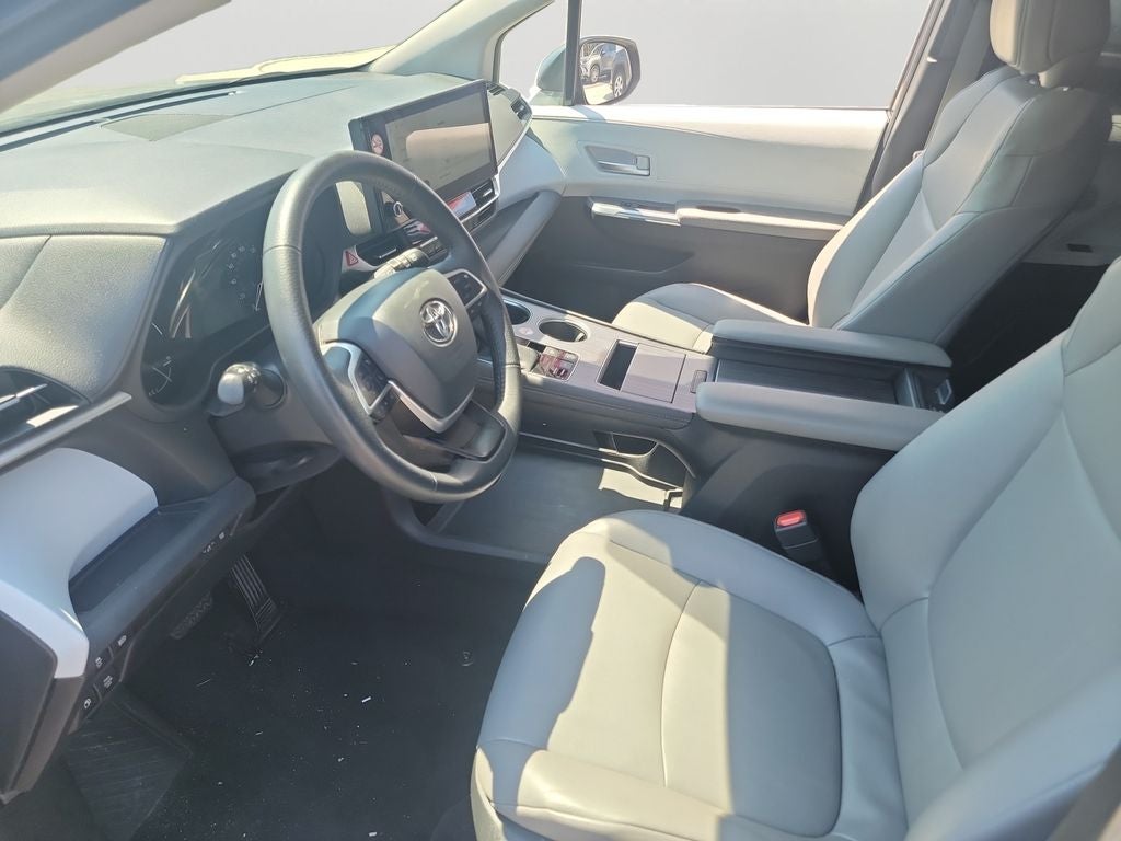 2025 Toyota Sienna XLE 8 Passenger / 1 OWNER / CLEAN CARFAX