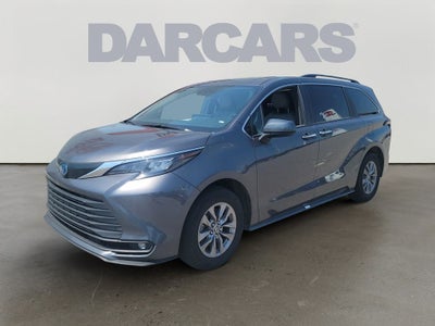 2025 Toyota Sienna XLE 8 Passenger / 1 OWNER / CLEAN CARFAX