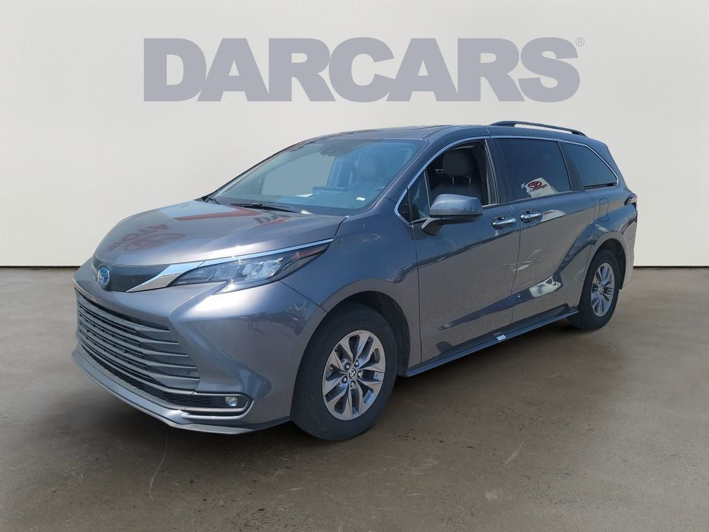 2025 Toyota Sienna XLE 8 Passenger / 1 OWNER / CLEAN CARFAX