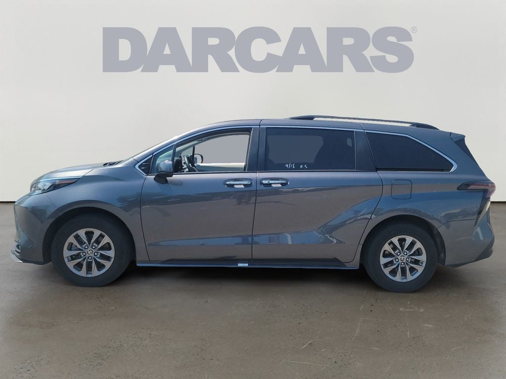 2025 Toyota Sienna XLE 8 Passenger / 1 OWNER / CLEAN CARFAX