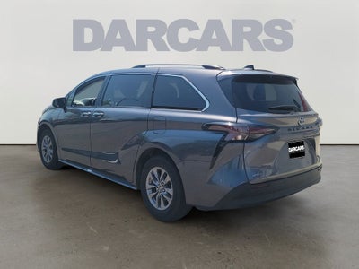 2025 Toyota Sienna XLE 8 Passenger / 1 OWNER / CLEAN CARFAX