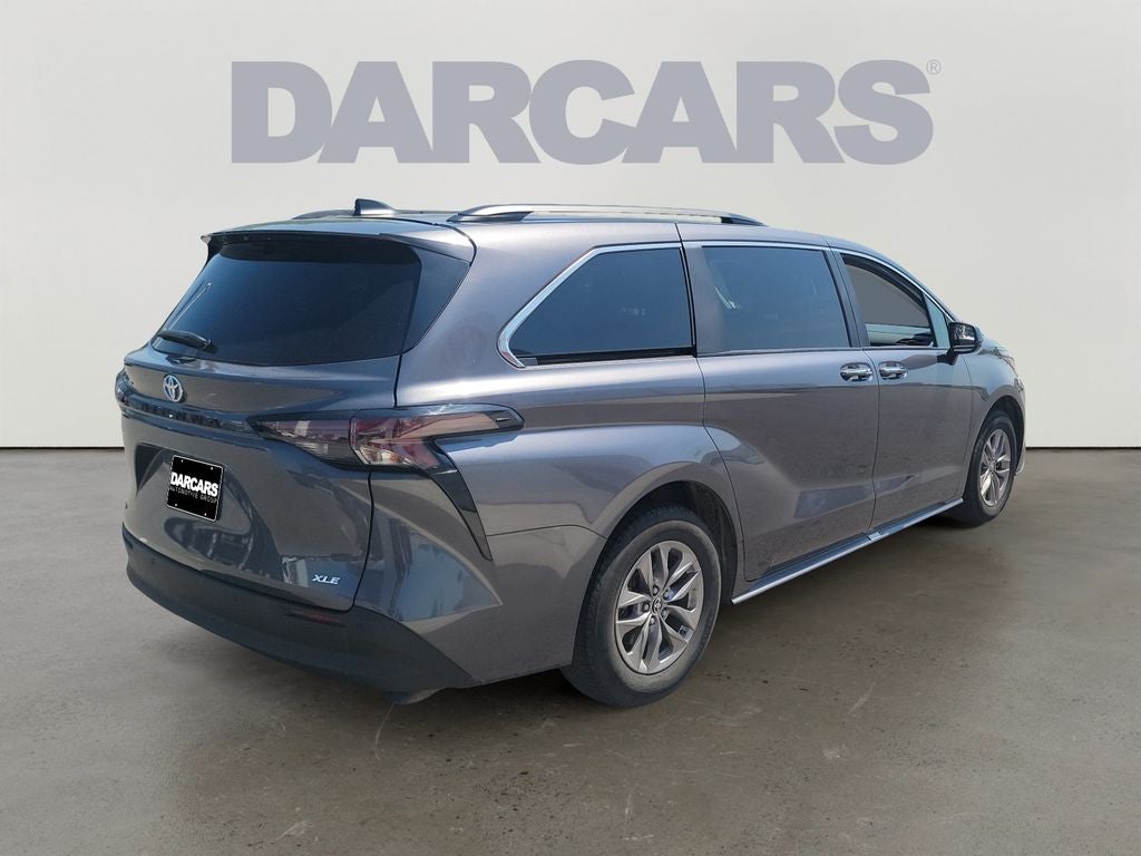 2025 Toyota Sienna XLE 8 Passenger / 1 OWNER / CLEAN CARFAX
