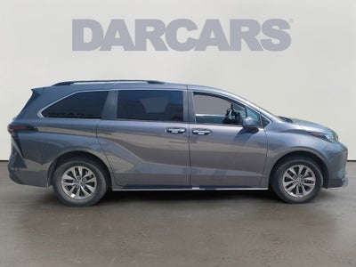 2025 Toyota Sienna XLE 8 Passenger / 1 OWNER / CLEAN CARFAX