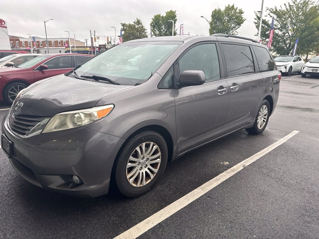 2017 Toyota Sienna XLE 8 Passenger