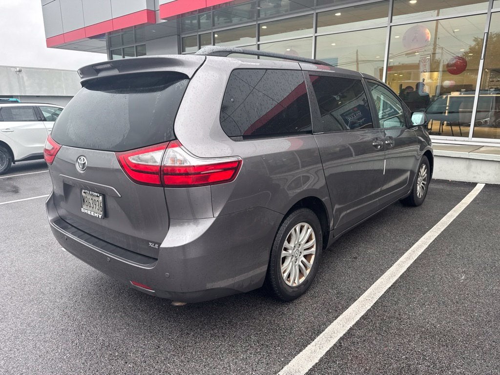 2017 Toyota Sienna XLE 8 Passenger