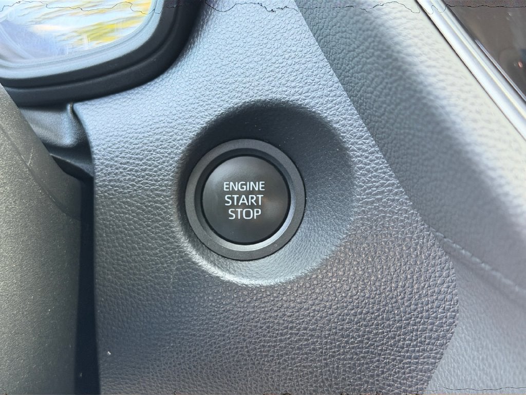 2025 Toyota Corolla Cross LE w/Apple Carplayc