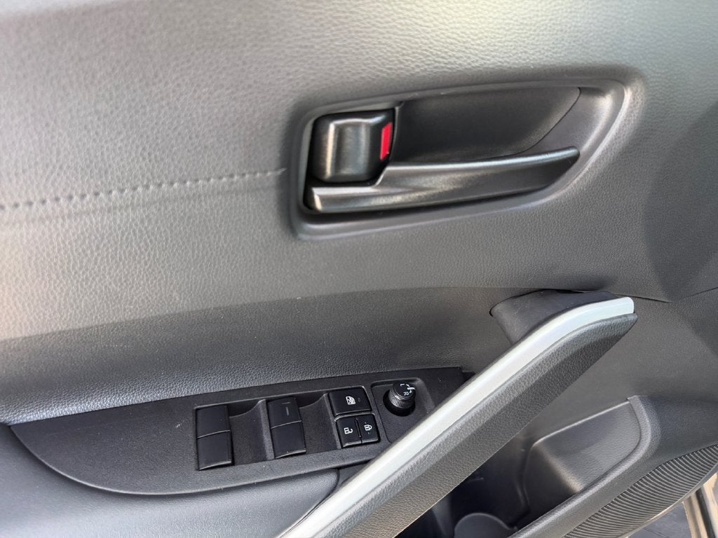 2025 Toyota Corolla Cross LE w/Apple Carplayc